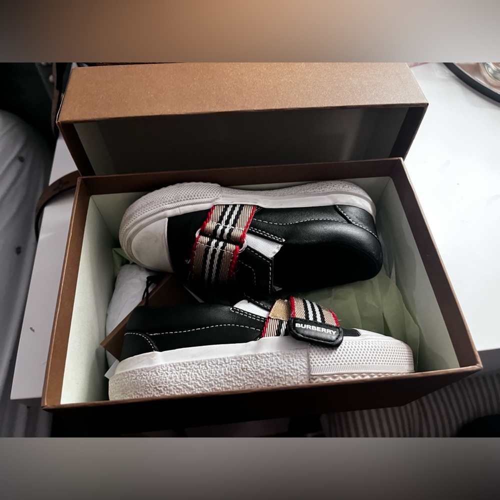 Kids Burberry strap sneakers size 25